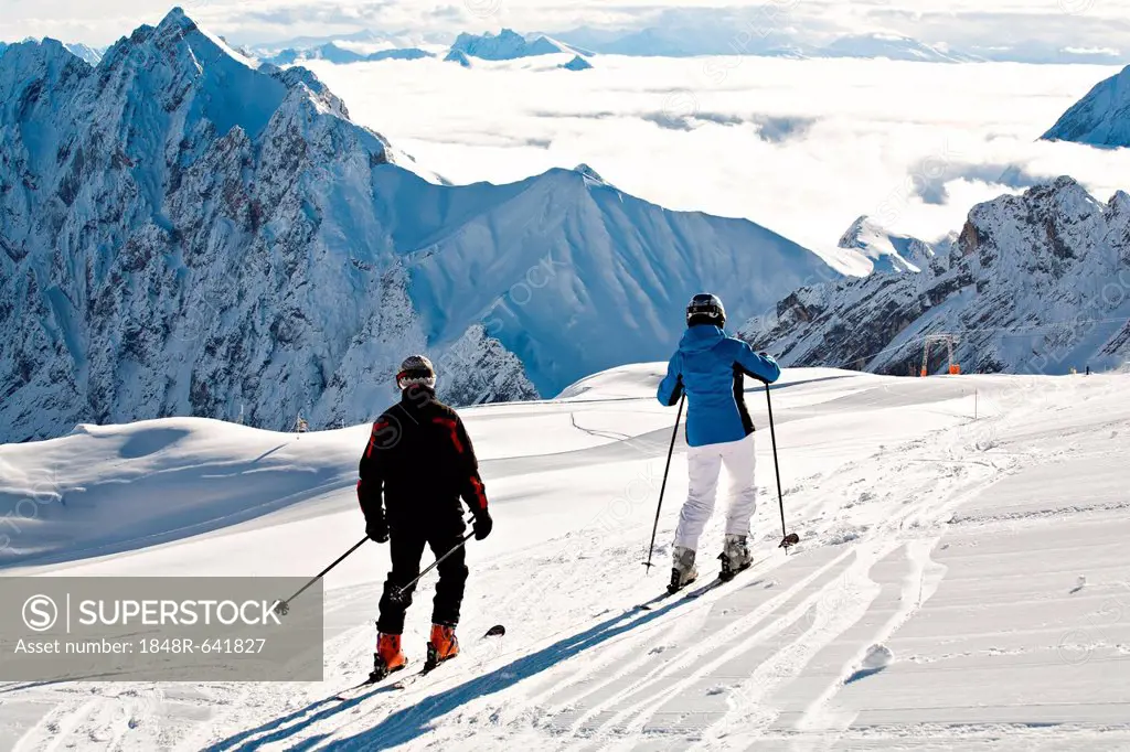 Cross-country skiers, Mt Zugspitze region in winter, Alps, Bavaria, Germany, Europe