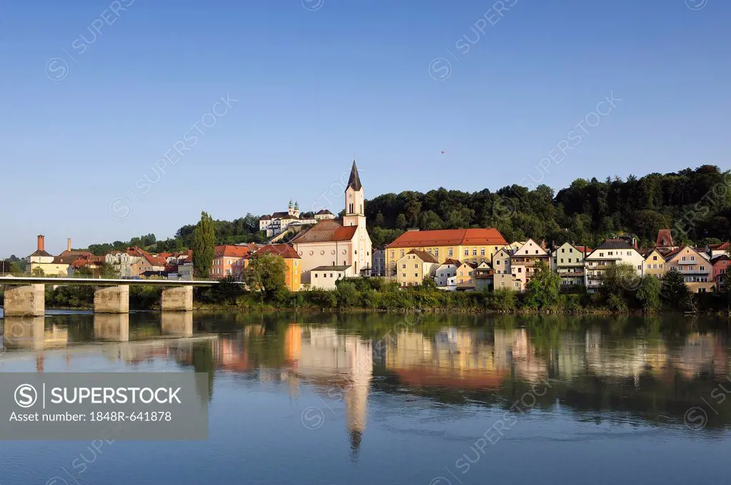 Passau, view over the Inn River towards Innstadt with the Church of St. Gertraud and Mariahilf, Marienbruecke bridge, Lower Bavaria, Bavaria, Germany,...