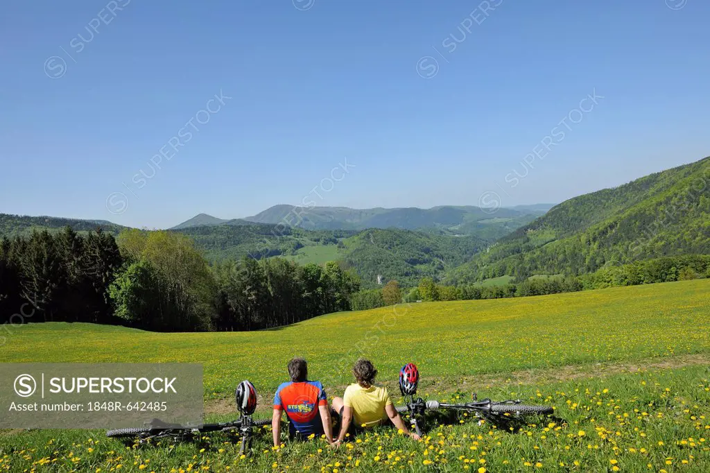 Mountain bikers on their way to Jagasitz, behind the Steinwandgraben valley, Lower Austria, Austria, Europe
