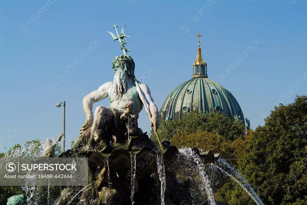 Neptunbrunnen fountain and dome of the cathedral, Berlin, Germany, Europe