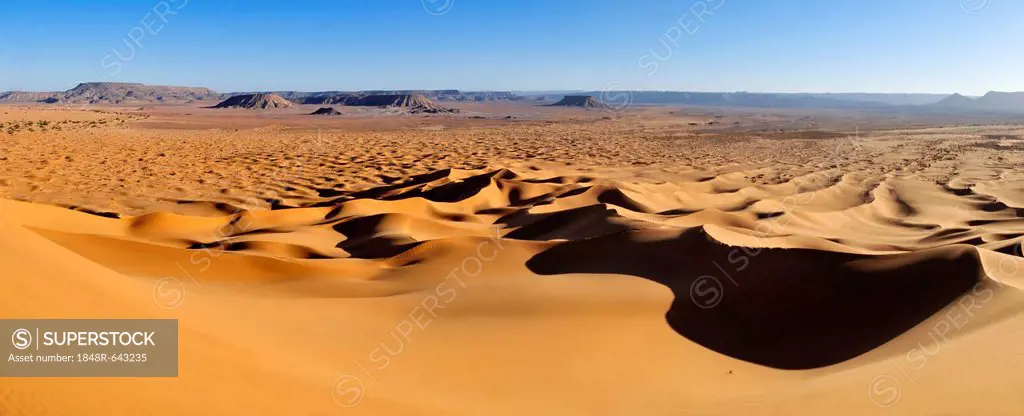 Morning light on sand dunes at Erg Tihoulahoun, Immidir, Algeria, Sahara, North Africa