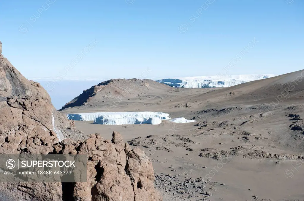 Kibo summit, crater rim, view from Uhuru Peak over the crater towards the rest of the Furtwangler Glacier on the northern ice field, melting ice, exti...
