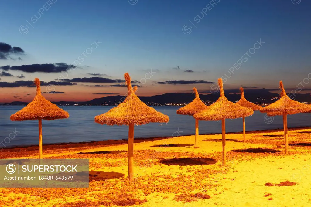 Straw umbrellas on the beach, S'Arenal, El Arenal, evening mood, Majorca, Balearic Islands, Spain, Europe