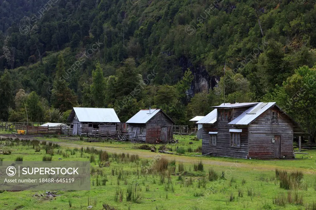 Traditional Chilean wooden huts on a meadow on the Carretera Austral, Ruta CH7 road, Panamerican Highway, Region de Aysen, Patagonia, Chile, South Ame...