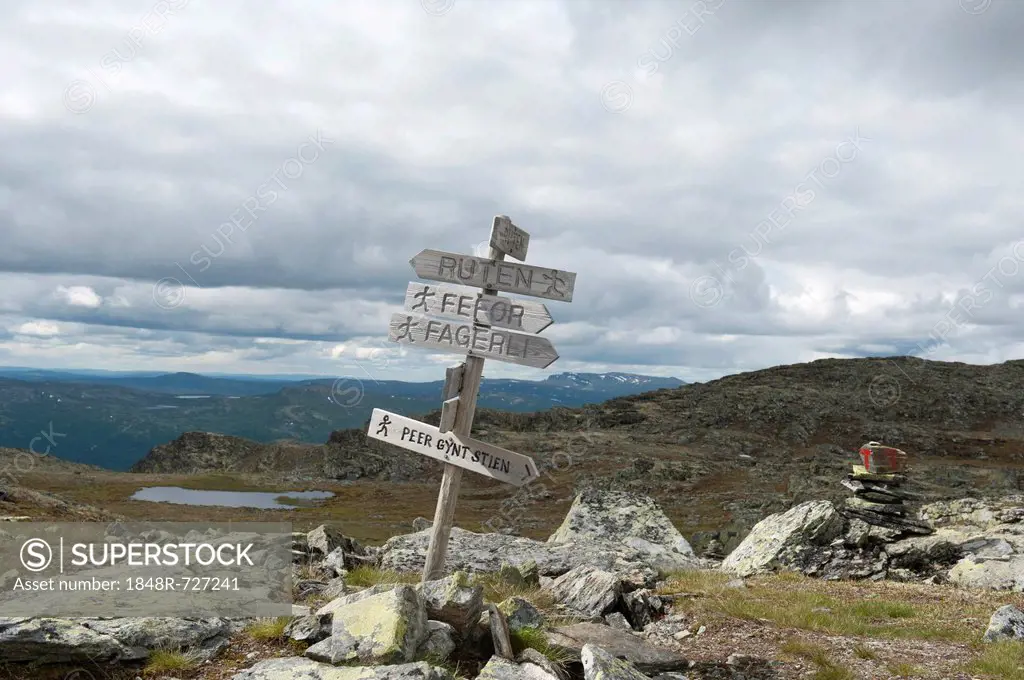Upland fjell, Peer Gynt Stien hiking trail, signposts at Mt Ruten, 1516m, towards Fefor, Oppland, Norway, Scandinavia, Northern Europe, Europe