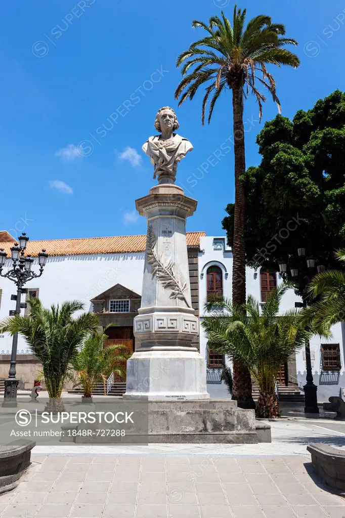 Bust of Columbus, Plaza de San Francisco, historic town centre of Las Palmas, Gran Canaria, Canary Islands, Spain, Europe