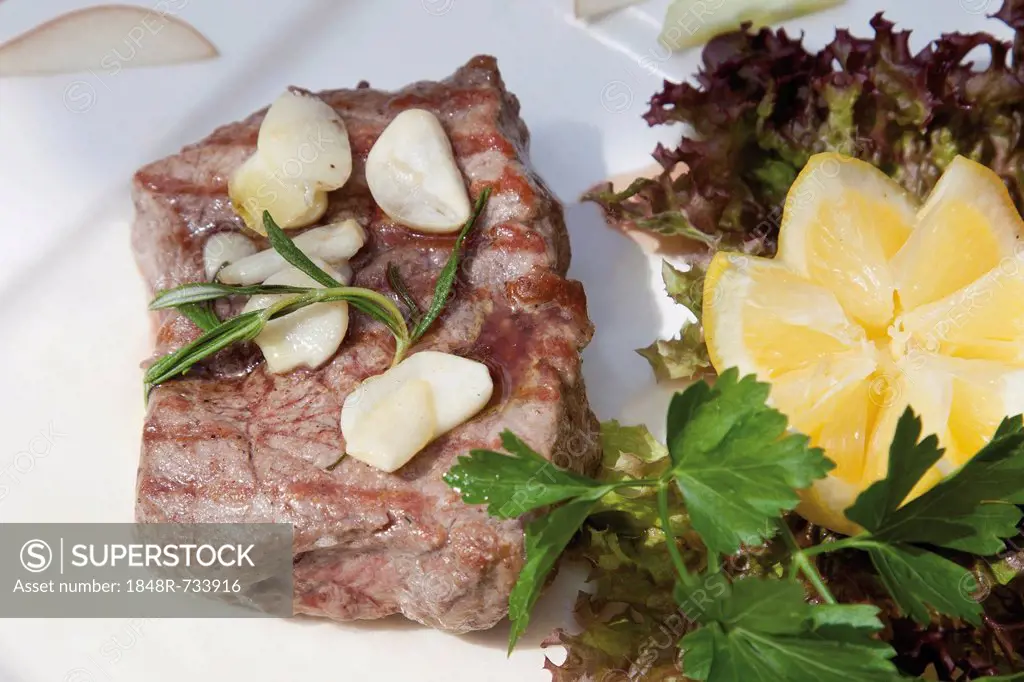 Rump steak, medium, with garlic