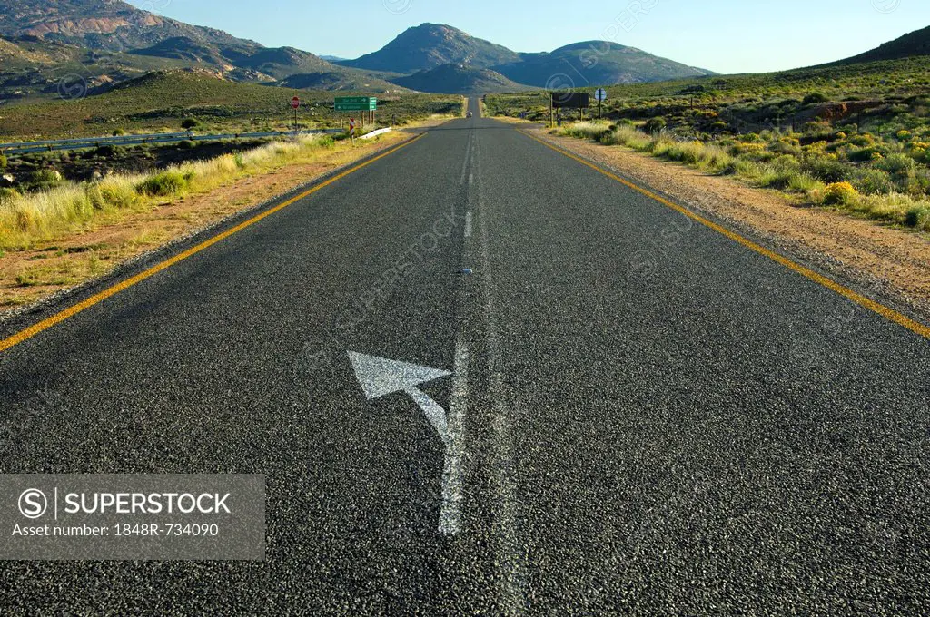 Directional arrow to the left on the straight strip of asphalt at the National Road N7 near Springbok on the road north to the border with Namibia, No...