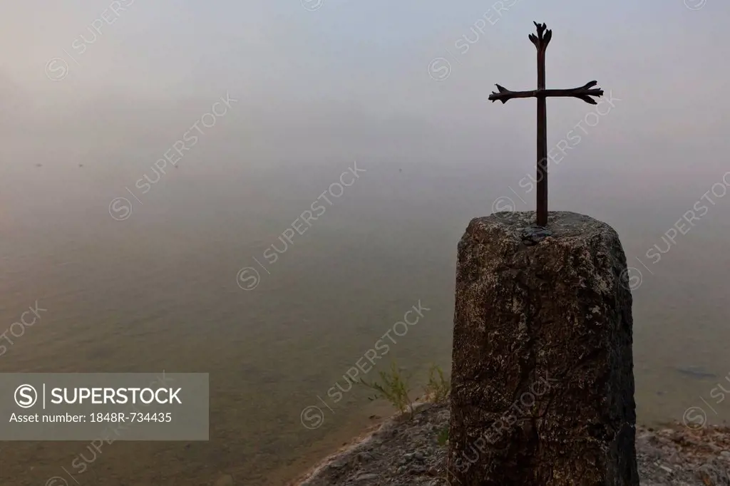 Cross in the fog on Lake Staffelsee with the island of Woerth near Seehausen, Murnau, Upper Bavaria, Bavaria, Germany, Europe, PublicGround