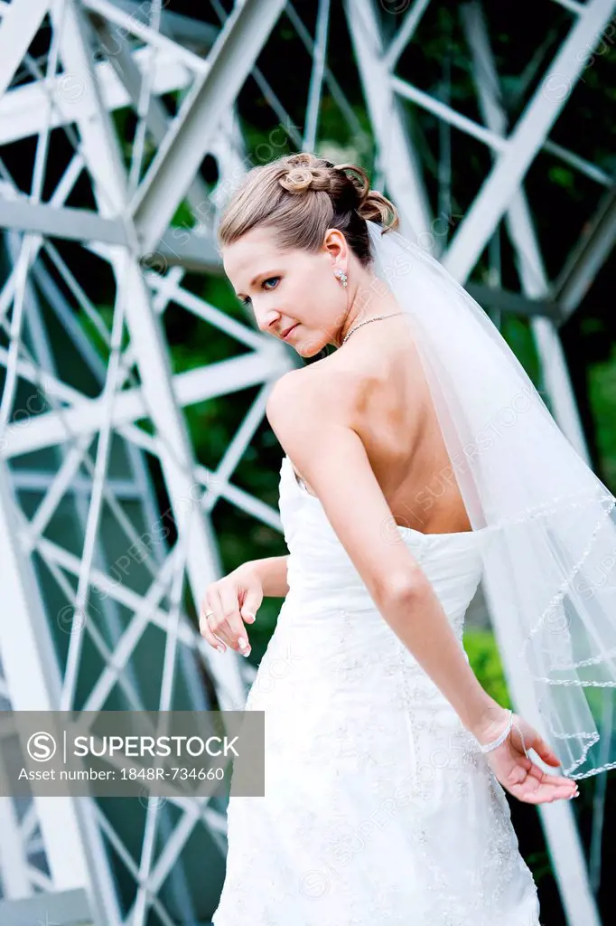 Young bride, Rosengarten park, Coburg, Bavaria, Germany, Europe