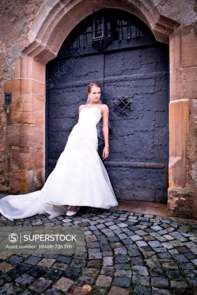 Young bride, Veste Coburg citadel, Coburg, Bavaria, Germany, Europe