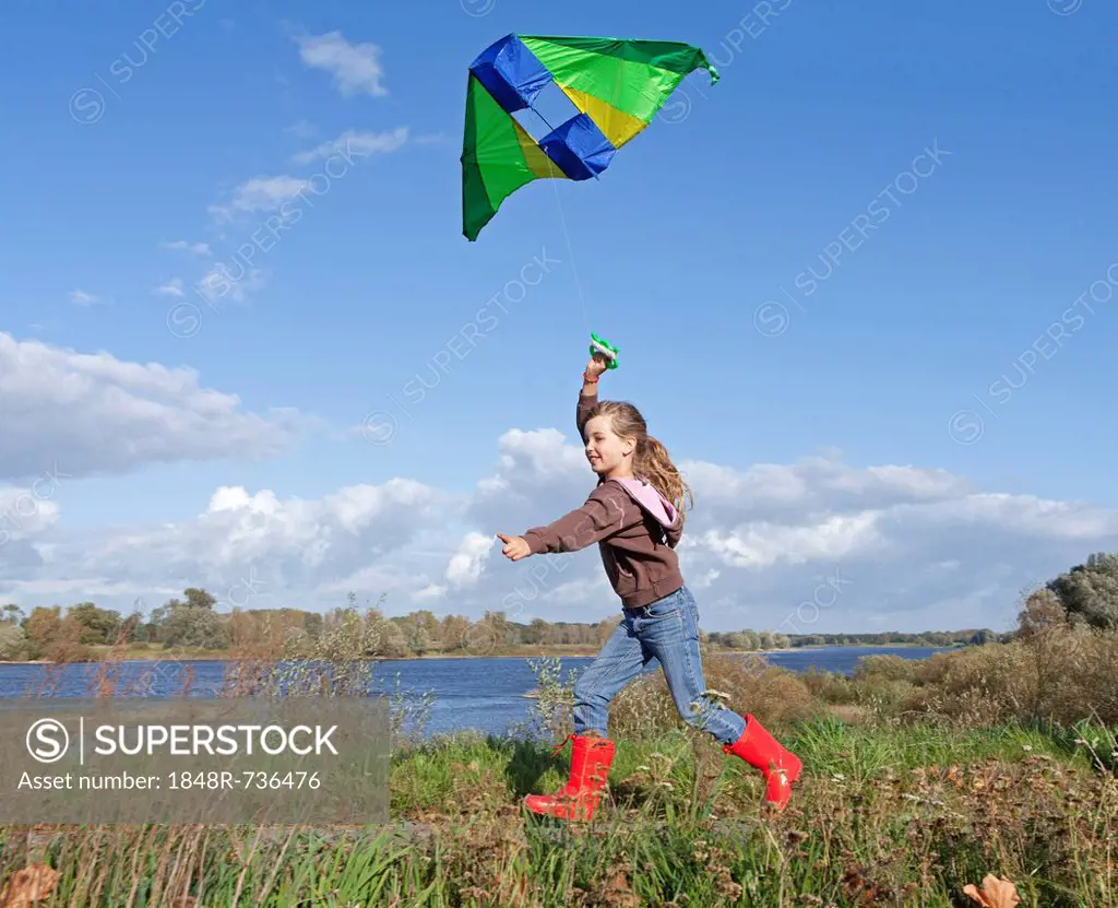 Girl flying a kite, kiteflying, Hitzacker, Lower Saxony, Germany, Europe