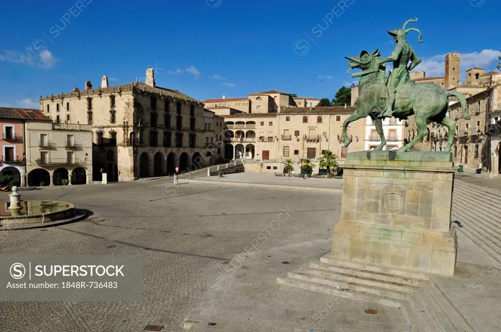 Plaza Mayor square with Francisco Pizarro monument, Trujillo, Extremadura, Spain, Europe
