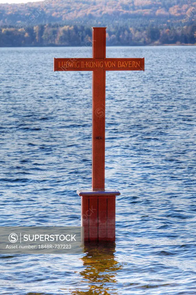 Memorial cross for King Ludwig II in Lake Starnberger See near Berg, Fuenfseenland area, Upper Bavaria, Bavaria, Germany, Europe