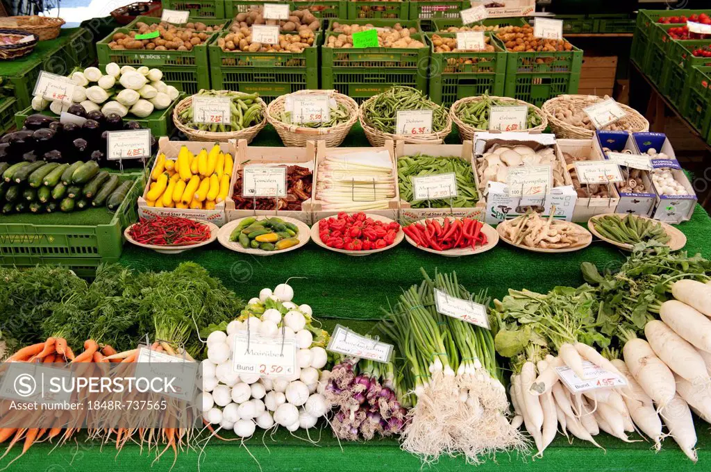 Market stall, vegetable stand, nicely decorated various vegetables, carrots, turnips, onion, green radish, peppers, Viktualienmarkt market, Munich, Up...