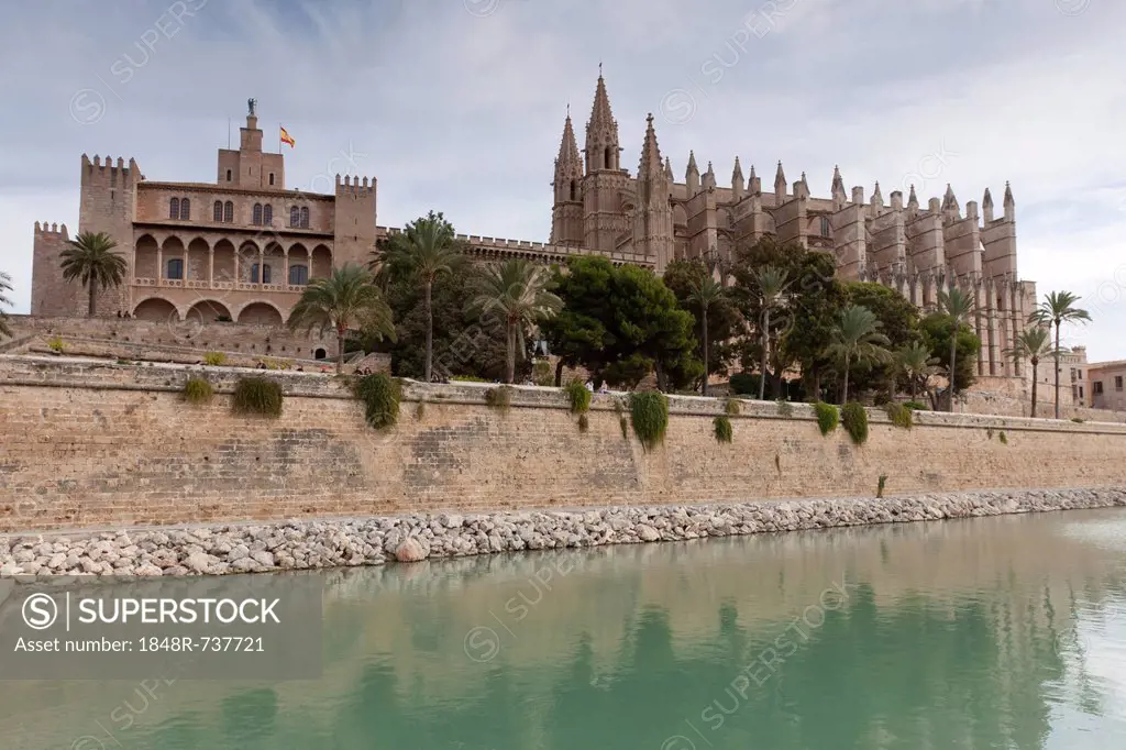The cathedral La Seu and the Almundaina Palace in Palma, Majorca, Balearic Islands, Spain, Europe