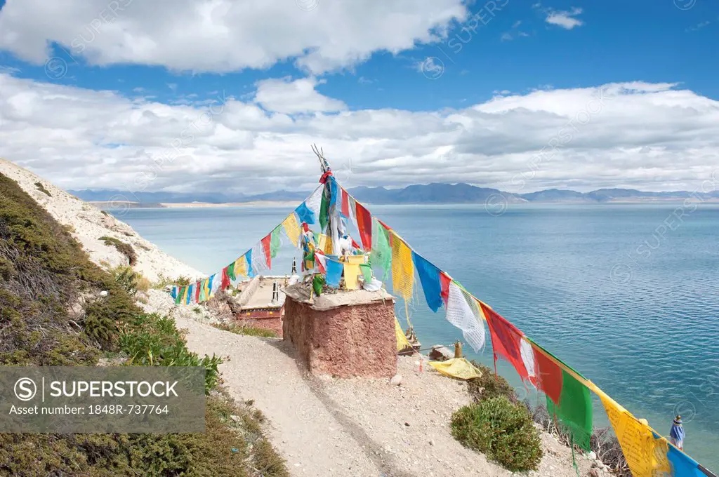 Tibetan Buddhism, Stupa or Chorten with colourful prayer flags, Gossul Gompa Monastery above Lake Manasarovar, Mapham Yutsho, Kailash area, Ngari, Tra...