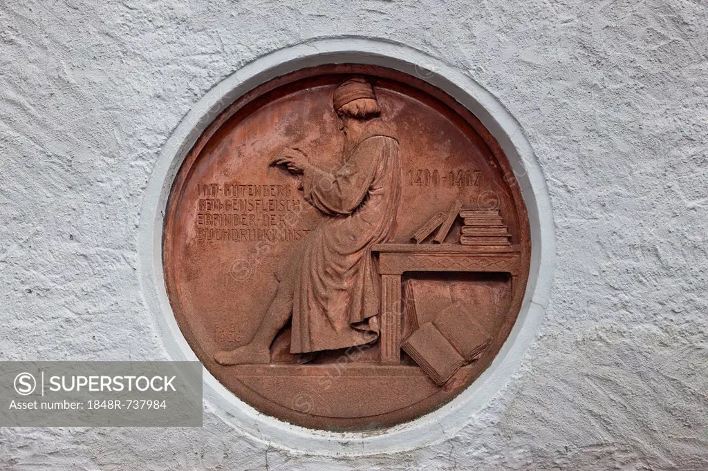 Monument to Gutenberg on a house in Idstein, German Half-Timbered House Road, Rheingau-Taunus district, Hesse, Germany, Europe