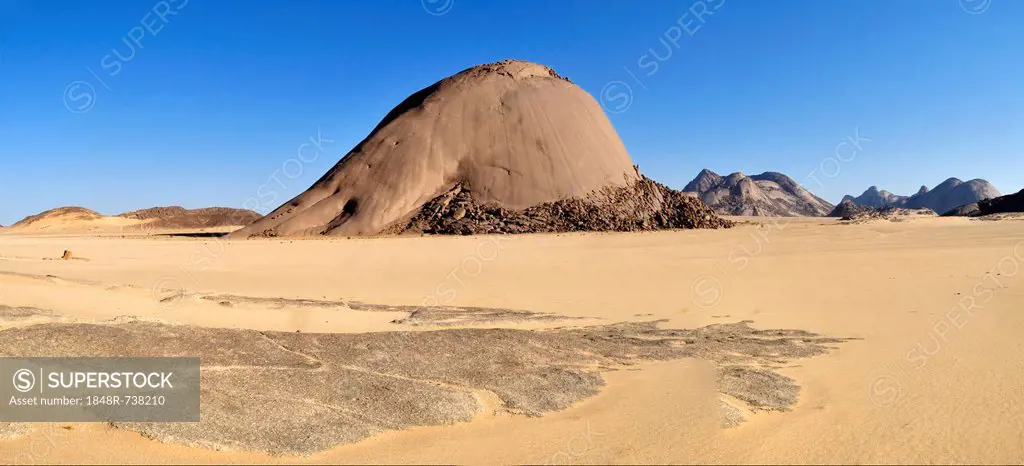 Huge granite dome at Tehenadou, Adrar n'Ahnet, Adrar Ahnet, Algeria, Sahara, North Africa