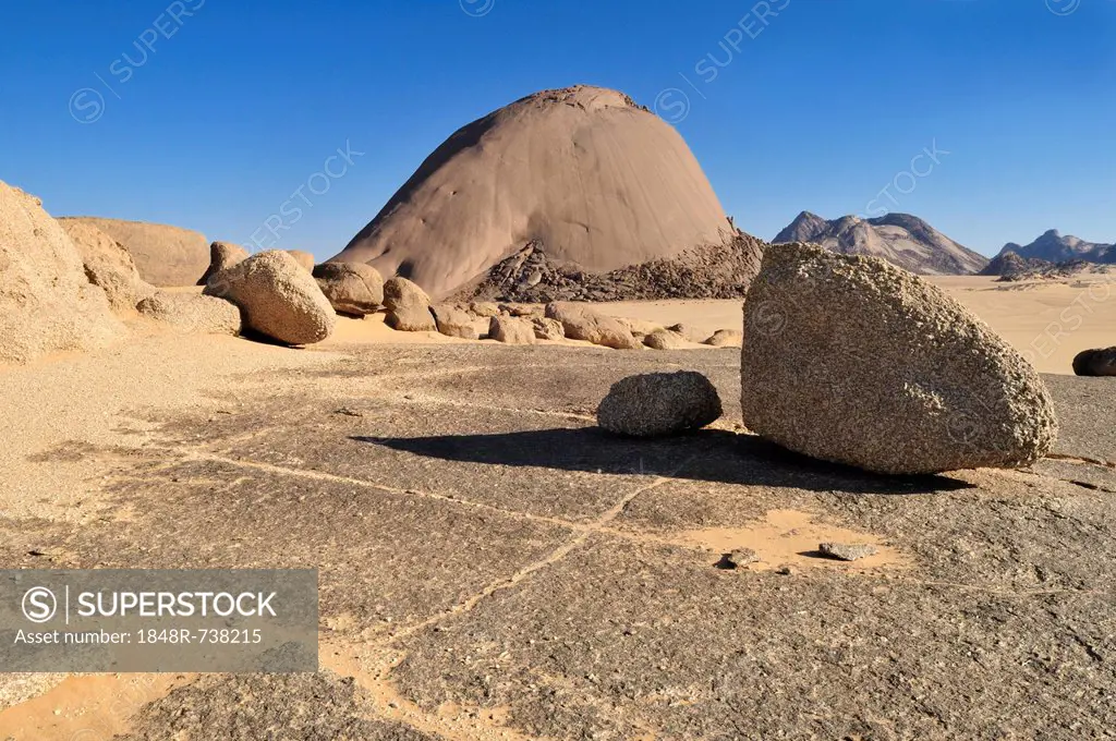 Huge granite dome at Tehenadou, Adrar n'Ahnet, Adrar Ahnet, Algeria, Sahara, North Africa