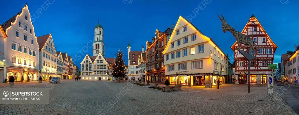 Historic buildings, market square with the parish church of St. Martin, town hall, Des Esels Schatten sculpture, Christmas trees, dusk, Biberach an de...