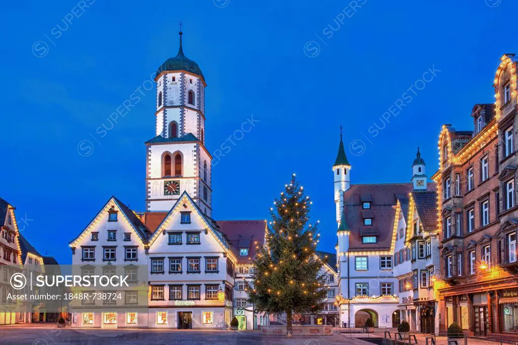 Historic buildings, market square, St. Martin parish church, town hall, Des Esels Schatten sculpture, Christmas tree, dusk, Biberach an der Riss, Bade...