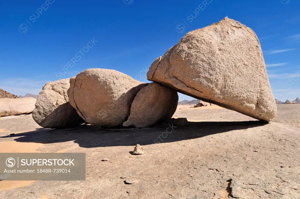 Huge granite boulders at Tehenadou, Adrar n'Ahnet, Algeria, Sahara, North Africa