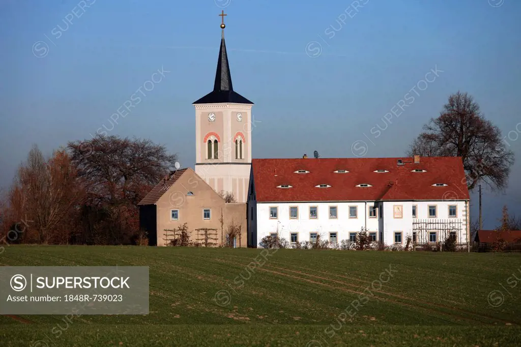 Church and field in Naustadt, Klipphausen, Linkselbische Taeler, valleys on the left bank of the Elbe river, Saxony, Germany, Europe
