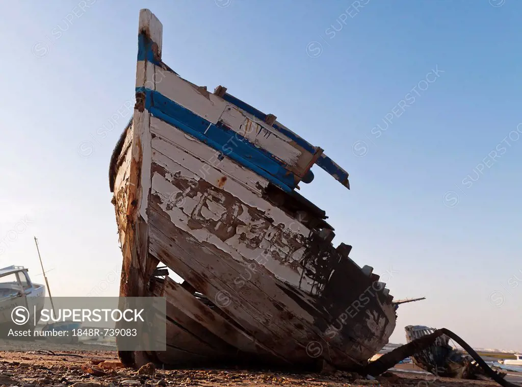 Rotting wooden boat on the beach, Novo Sancti Petri, Andalusia, Spain, Europe