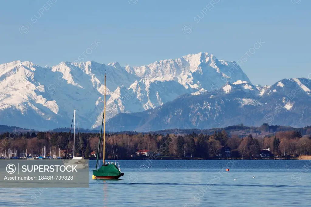 Lake Starnberg, view from Buchscharn, in front of the Wetterstein Range with Zugspitze Mountain, Fuenfseenland, Five Lakes district, Upper Bavaria, Ba...