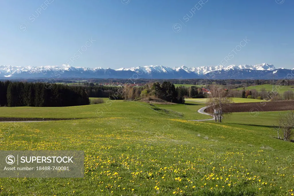 Alpine foothills with Diemendorf, Tutzing municipality, with Zugspitze Mountain at the rear right, Fuenfseenland, Five Lakes district, Upper Bavaria, ...