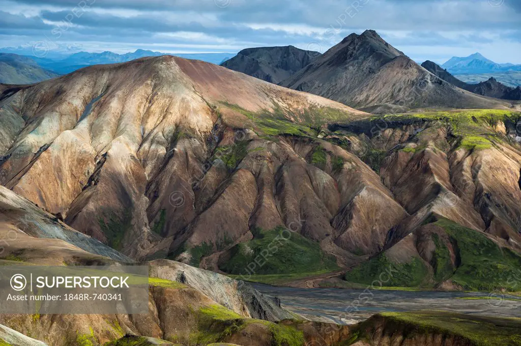 Riverbed and rhyolite mountains, Landmannalaugar, Fjallabak Nature Reserve, Highlands of Iceland, Iceland, Europe