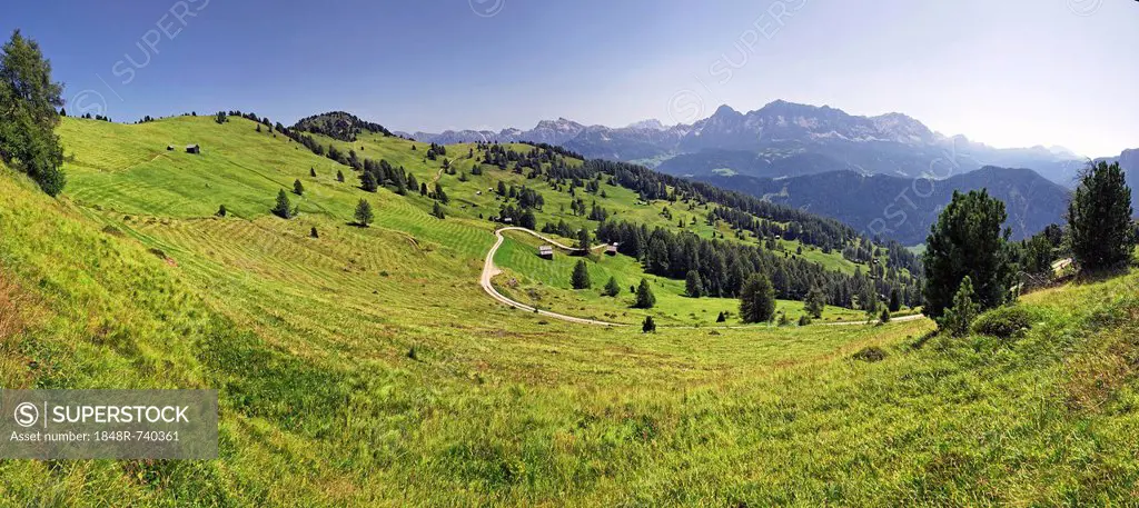 Panoramic view to Mt Peitlerkofel, Sasso delle Putia, with views of the Fanes Group, Alta Badia, Dolomites, South Tyrol, Italy, Europe