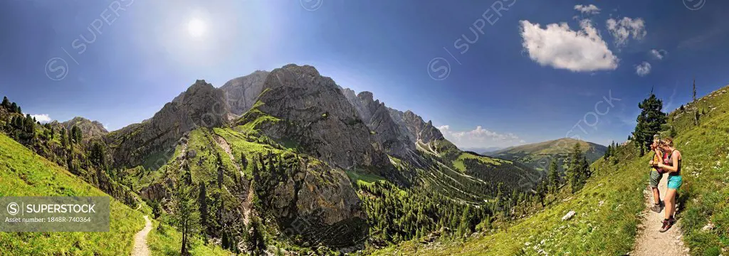Panoramic view from Mt Aferer Geisler with hikers at Wuerzjoch, Passo delle Erbe, Villnoess, Funes, Dolomites, South Tyrol, Italy, Europe