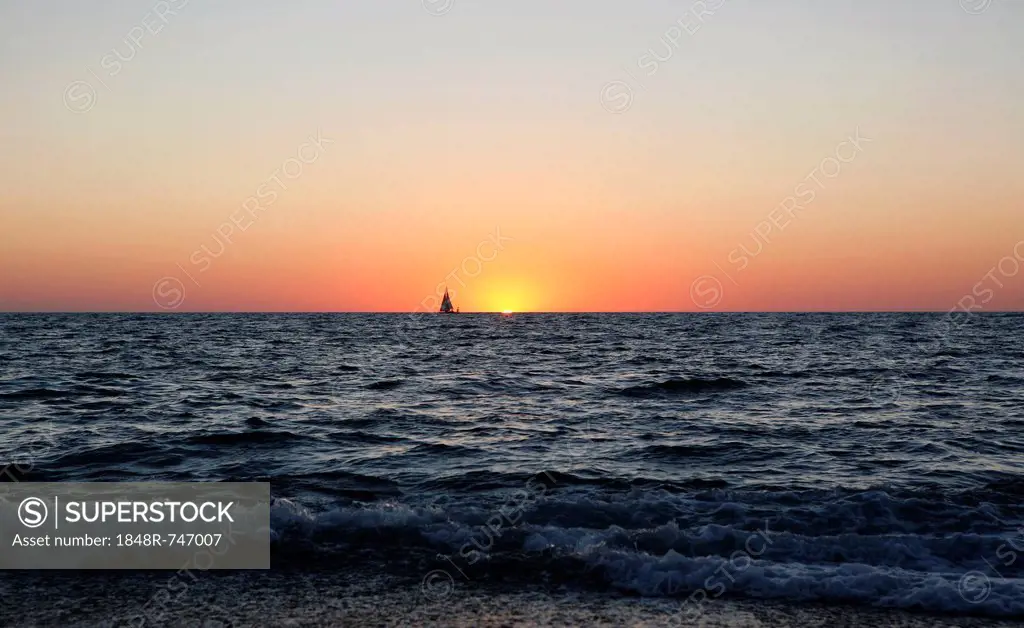 Sunset, Atlantic coast near Saint-Jean-de-Luz, Donibane Lohizune in Basque, Aquitaine region, department of Pyrénées-Atlantiques, France, Europe