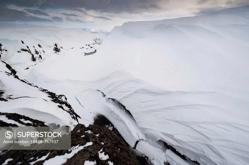 Snow-covered river course, winter landscape, Vatnajoekull Glacier, Icelandic Highlands, Iceland, Europe