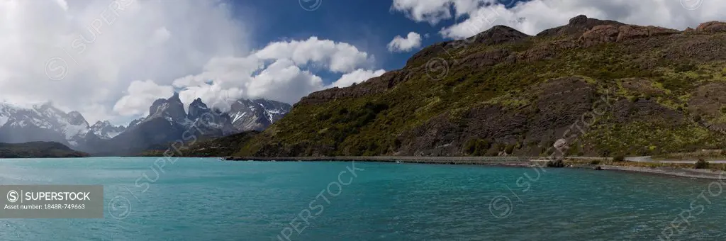 Panoramic view of Lago Nordenskjöld, Lake Nordenskjöld, in front of the mountains Cuernos del Paine in the Torres del Paine National Park, Magallanes ...