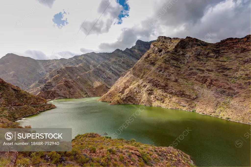 Embalse Presa del Parralillo reservoir, also called the green lake, in the mountains of Caldera de Tejeda, also called a petrified storm, Artenara Reg...