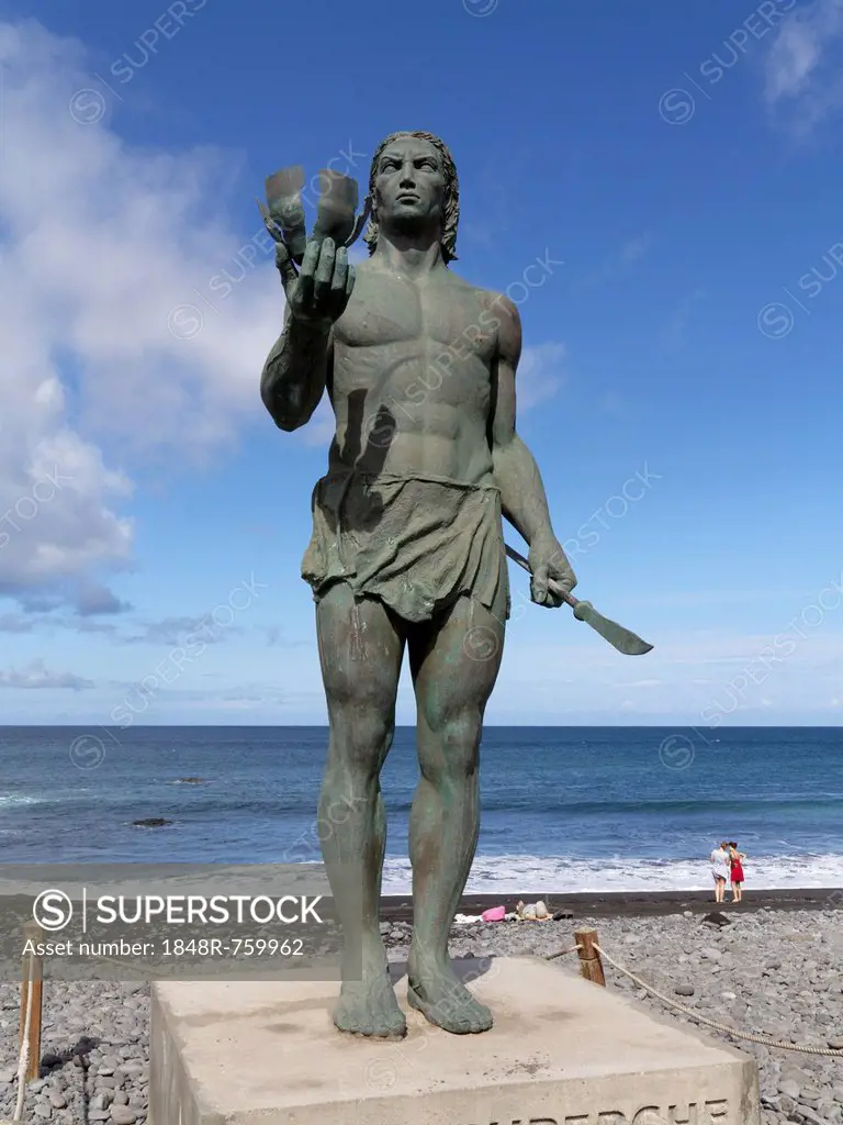 Bronze statue, monument to the Guanche warrior, Hautacuperche, La Gomera, Valle Gran Rey, Canary Islands, Spain