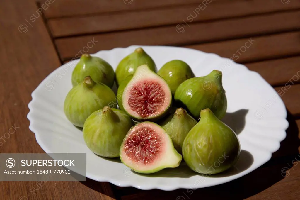 Fresh green figs (Ficus carica) on a plate, Lagos, Algarve, Portugal, Europe