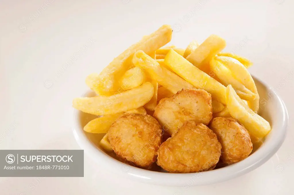 Chicken nuggets with chips or French fries, Mannheim, Baden-Württemberg, Germany