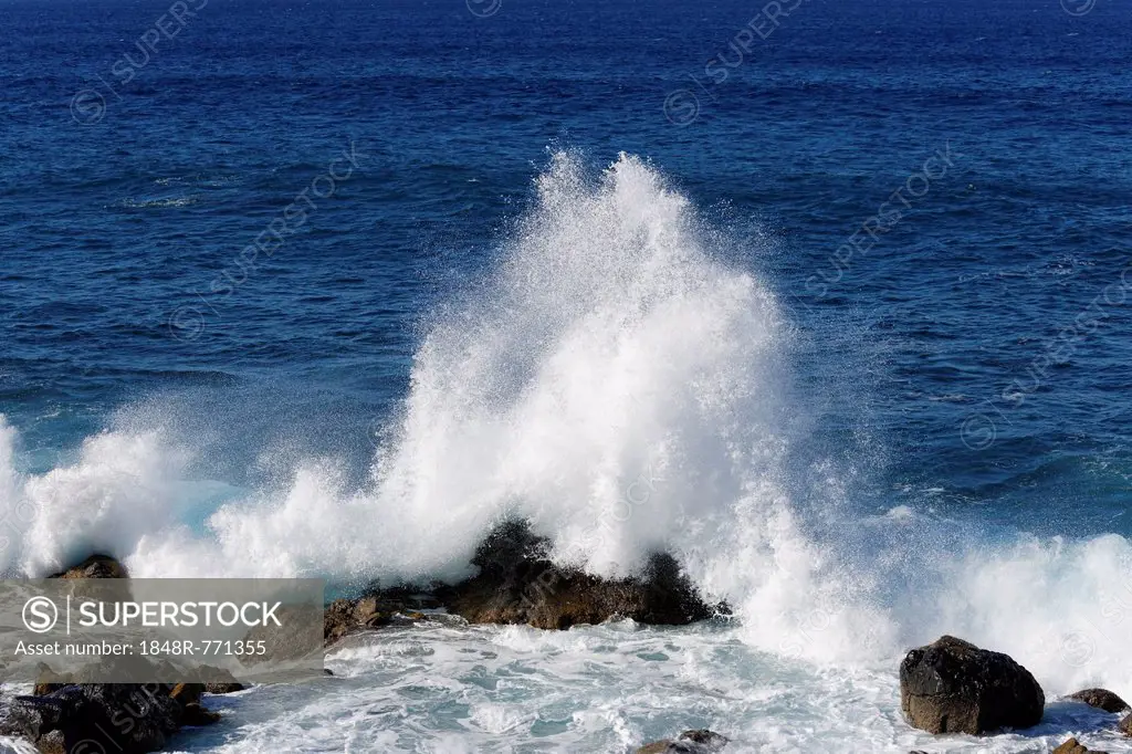 Surf on a rocky coast, La Puntilla, Valle Gran Rey, La Gomera, Canary Islands, Spain
