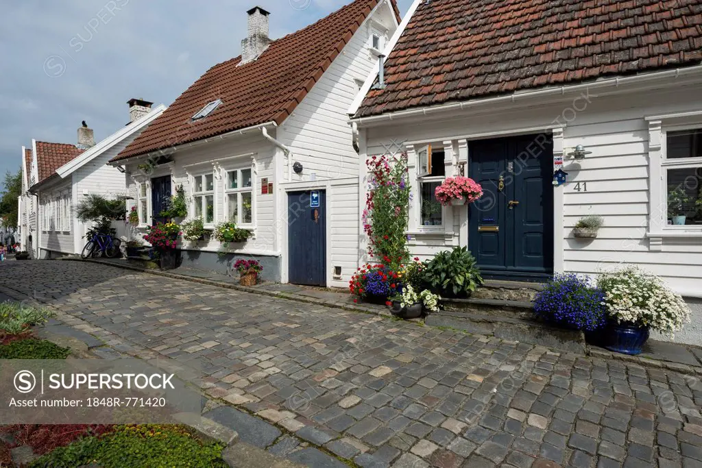 White wooden houses with floral decorations, historic lane with cobblestones in the historic town centre, Övre Strandgate, Altstadt, Stavanger, Rogala...