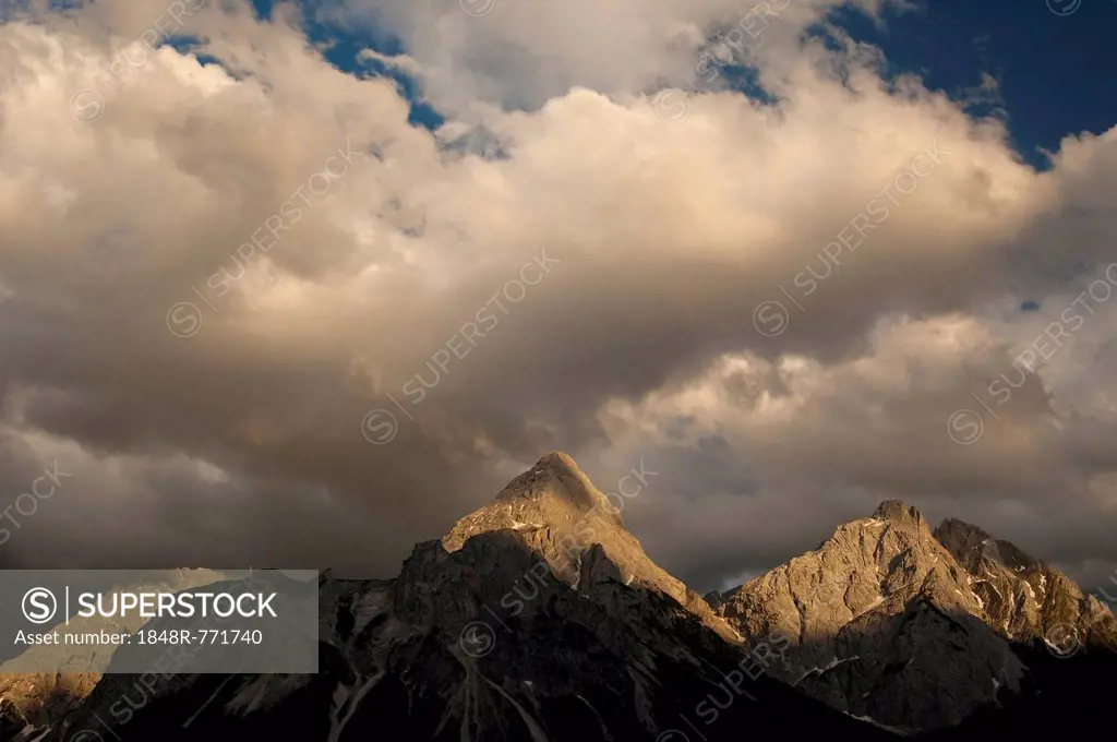 Last sunlight shining on the peaks of the Mieming Range with the mountains Ehrwalder Sonnenspitze and Gruenstein, Ehrwald, Tyrol, Austria