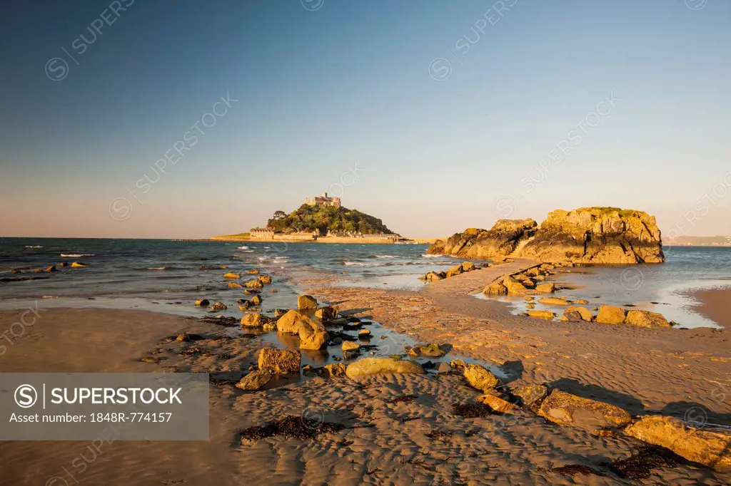 Sandy beach, island of St. Michael's Mount at back, Marazion, Cornwall, England, United Kingdom