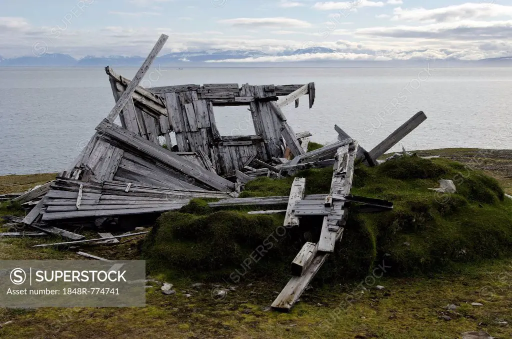 Ruins of a trapper hut, Alkhornet, Trygghamna, Isfjorden, Spitsbergen Island, Svalbard Archipelago, Svalbard and Jan Mayen, Norway