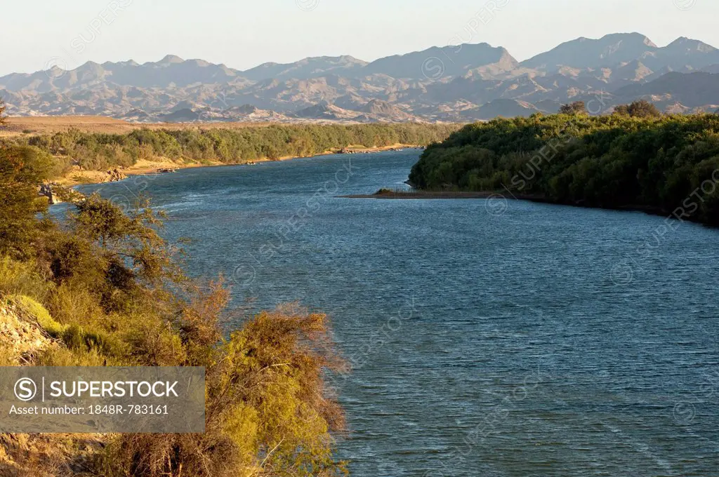 The Orange River, also Oranje or Gariep River at Sendelingsdrif, border river between South Africa, left, and Namibia, right, Sendelingsdrif, Richters...