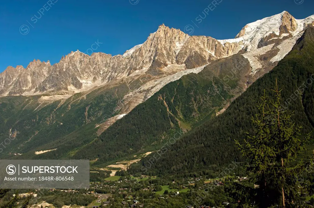 Chamonix Valley with the peaks of Aiguille du Midi and Mont Blanc du Tacul, Chamonix, Savoy, France, Europe