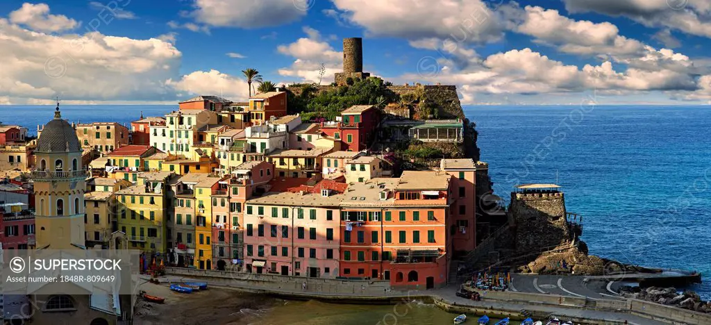 Colorful houses on the coast, UNESCO World Heritage Site, Vernazza, Cinque Terre, Liguria, Italy