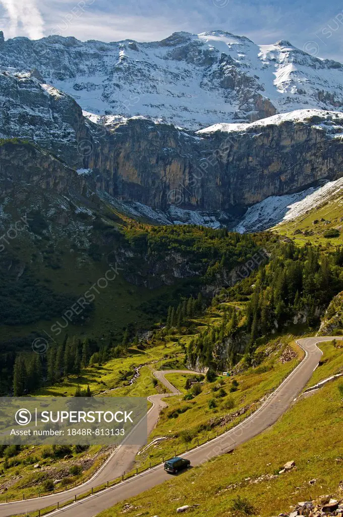 Alpine landscape with mountain road to the Klausen Pass, Glarus Alps, Urnerboden, Canton of Uri, Switzerland